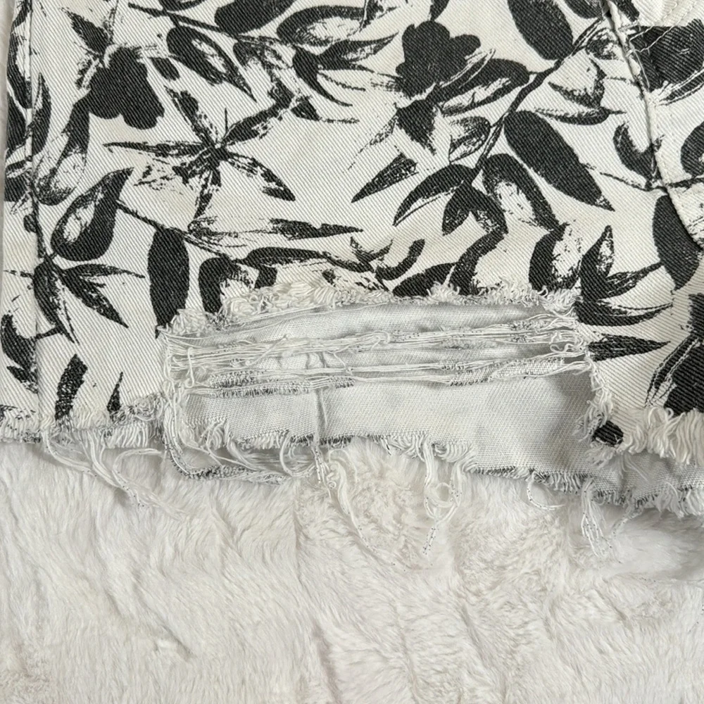 Fashion Nova Black White Tropical Leaf Print Distressed Denim Shorts Size 11